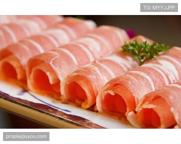 刘洋训练完直接啃生鸡胸肉，这自律看得我饭都吃不香了